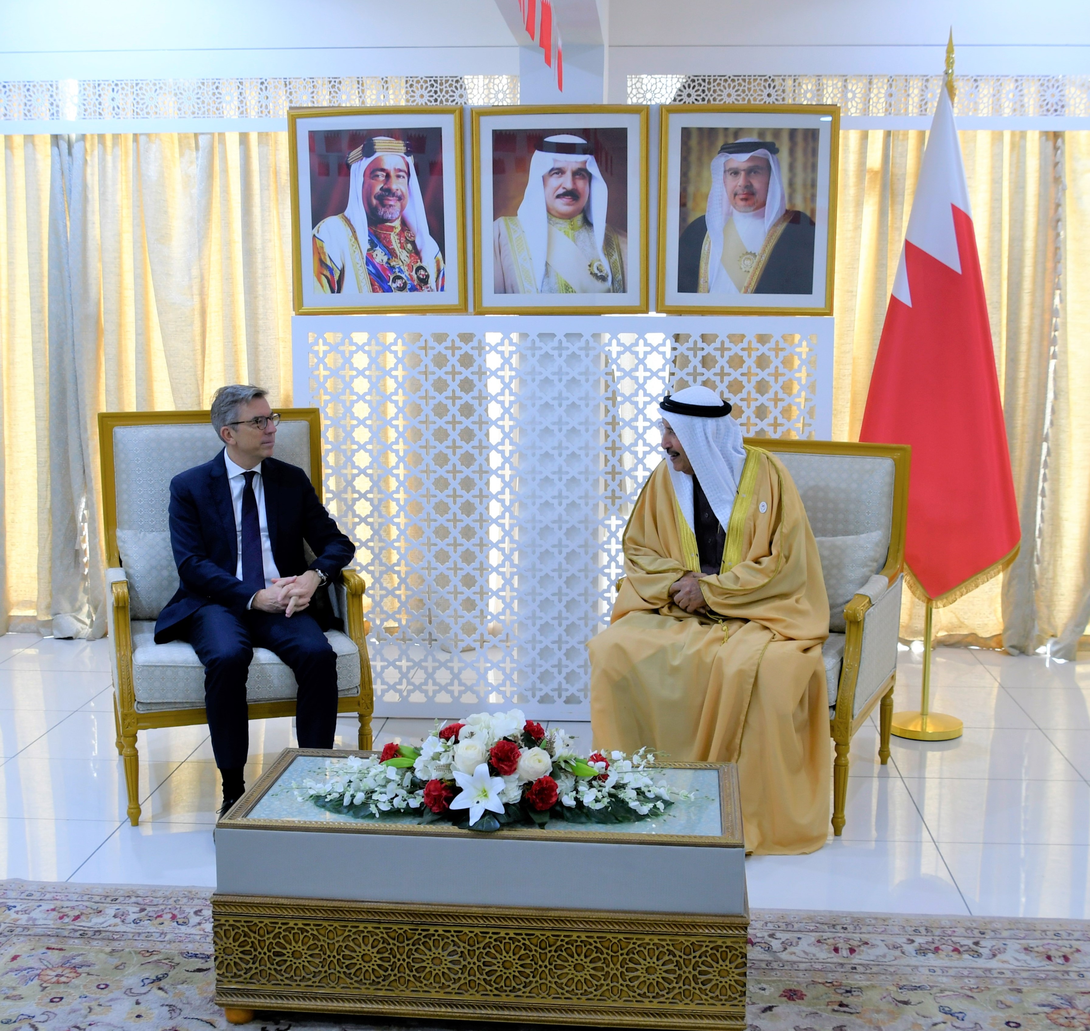 محافظ المحرق يستقبل السفير الفرنسي لدى البحرين<